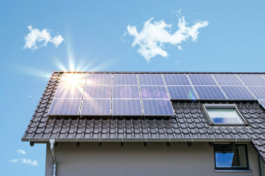 Photovoltaik-Paneele auf dem Dach